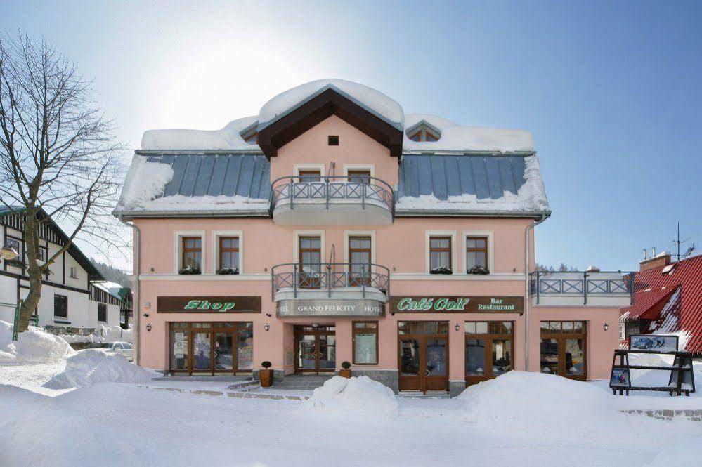 Hotel Grand Špindlerŭv Mlýn Buitenkant foto